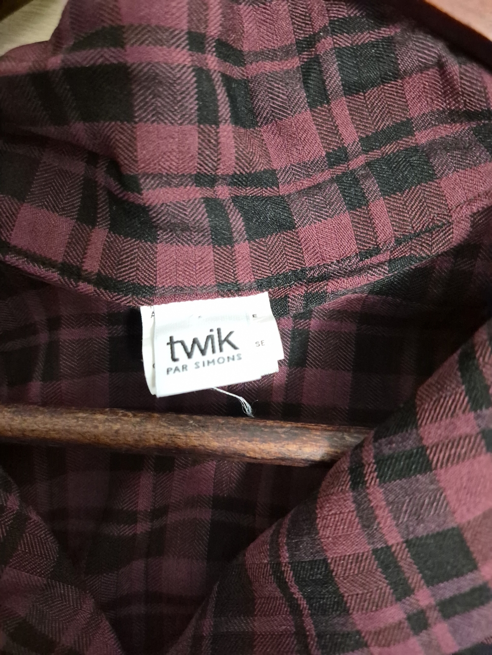 Simons Burgundy and Black Plaid Cropped Button-Up Top - Picture 5 of 5